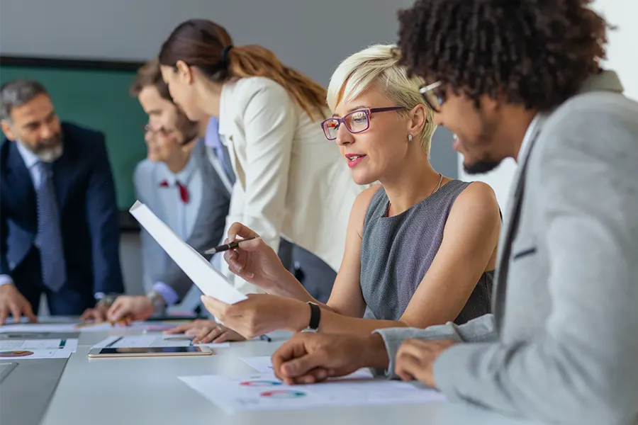 Employés travaillant autour d'une table